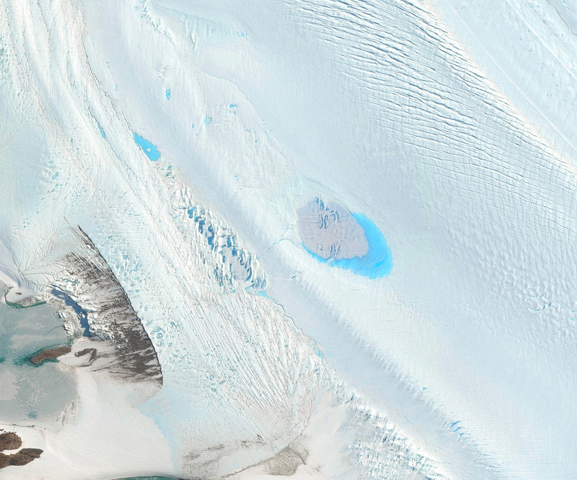 Na lodowcach szelfowych Antarktydy regularnie występują powierzchniowe jeziora, które można dostrzec na zdjęciach satelitarnych /DIGITALGLOBE  /Getty Images