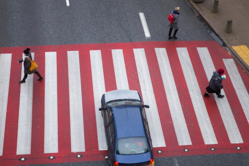 Na logikę biorąc, pieszy wchodzi na przejście, gdy stawia na nie stopę... /Andrzej Iwańczuk /Reporter