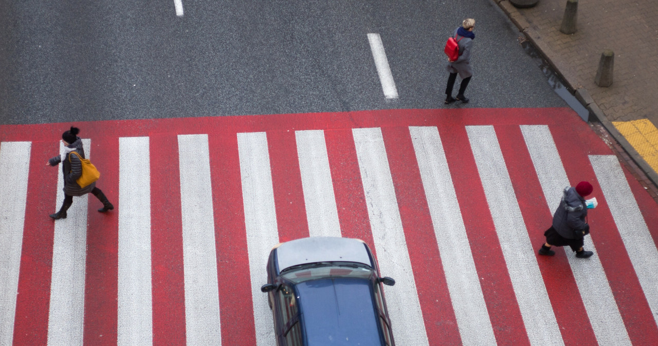 Na logikę biorąc, pieszy wchodzi na przejście, gdy stawia na nie stopę... /Andrzej Iwańczuk /Reporter