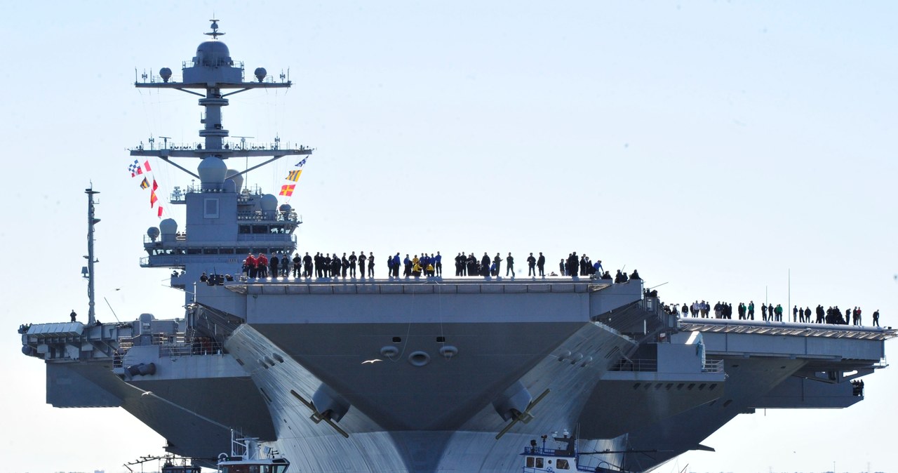 Na lotniskowcu pracują na co dzień tysiące ludzi /Mass Communication Specialist 2nd Class Ridge Leoni/U.S. Navy /Getty Images