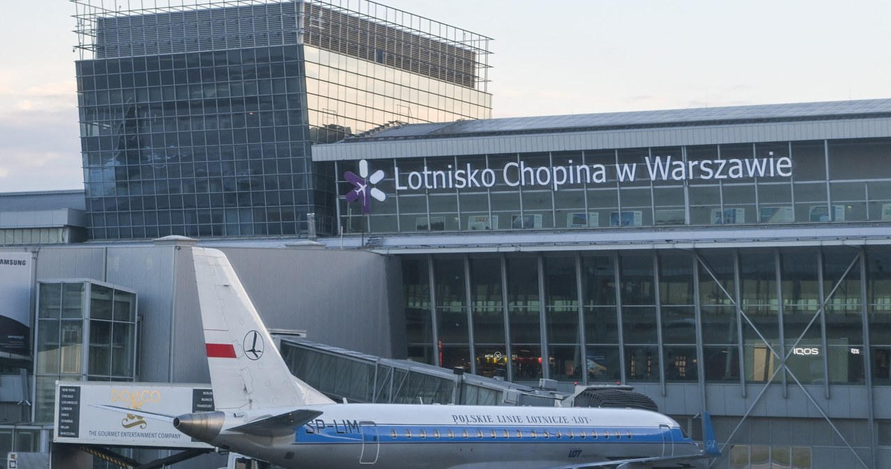 Na Lotnisku Chopina w Warszawie jest wiele miejsc, które mogą ułatwić podróż. Nie wszyscy jednak o nich wiedzą. /Artur Widak /AFP