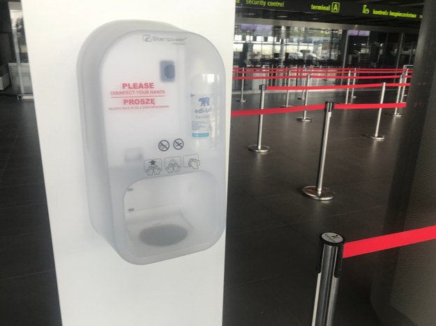 Na lotnisku montowane są stanowiska do dezynfekcji rąk /Marcin Buczek /RMF FM