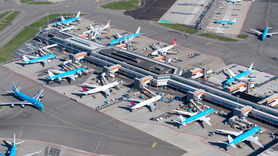 Na lotnisku Schiphol w Amsterdamie przez 45 minut wstrzymano ruch na pasie po zgłoszeniach o dronie zauważonym w pobliżu samolotów /Shutterstock