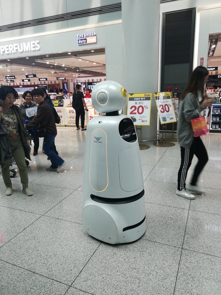 Na lotnisku Seul-Inczon czeka już na ciebie robot z rodziny LG CLOi /INTERIA.PL
