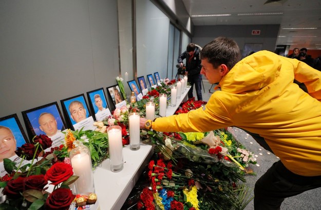 Na lotnisku w Kijowie wiele osób oddało hołd ofiarom katastrofy /SERGEY DOLZHENKO /PAP/EPA