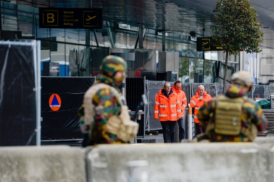 Na lotnisku Zavertem wciąż pracują służby /Frederic Sierakowski  /PAP/EPA