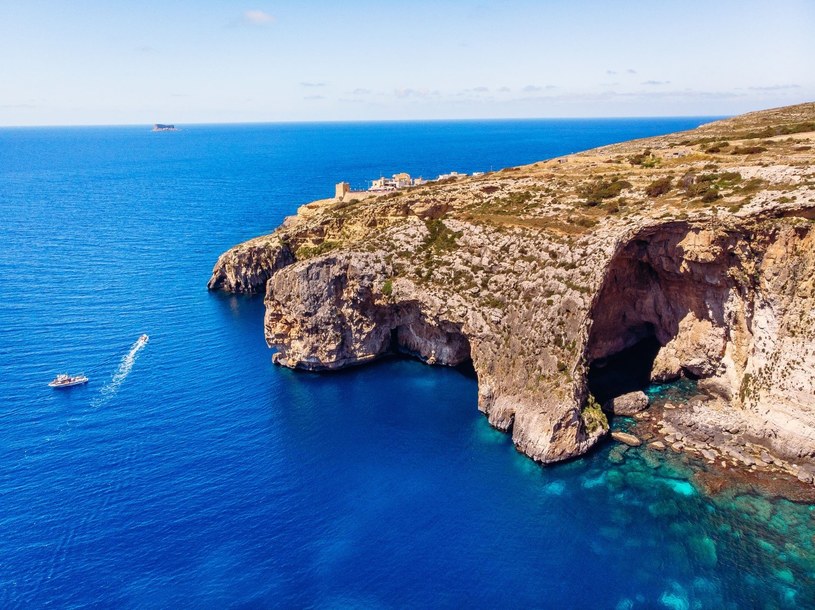 Na Malcie jest wiele pięknych miejsc, które warto odwiedzić. Jedną z największych atrakcji jest Błękitna Grota. /123RF/PICSEL