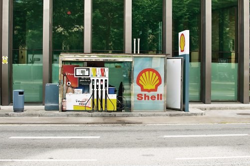 Na małych, ulicznych stacjach paliw (na zdjęciu – w Barcelonie) wygodnie tankuje się, gdy wlew jest od strony chodnika. /Shutterstock