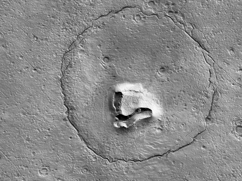 Na Marsie naukowcy znaleźli uśmiechającego się niedźwiadka /JPL-Caltech/UArizona /NASA