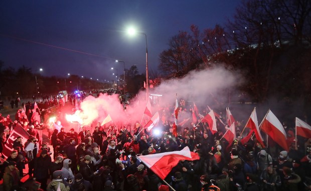 Na Marszu Niepodległości rzucił racą w kierunku balkonu z tęczową flagą. Jest wyrok