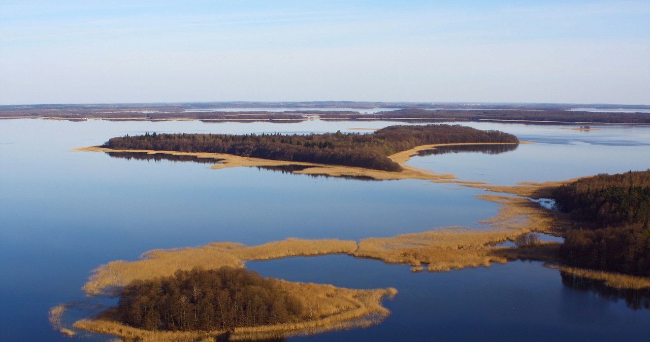 Na mazurskich jeziorach mieści się wiele interesujących wysp. Wśród nich z pewnością należy wymienić wyspę Upałty. /East News