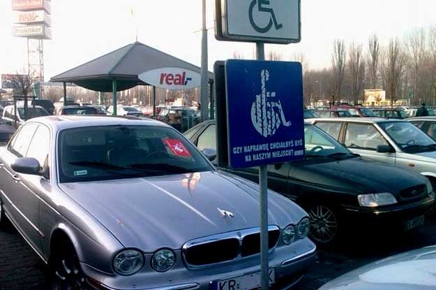 Na miejsach dla osób niepełnosprawnych często parkują nielegalnie  drogie limuzyny /poboczem.pl