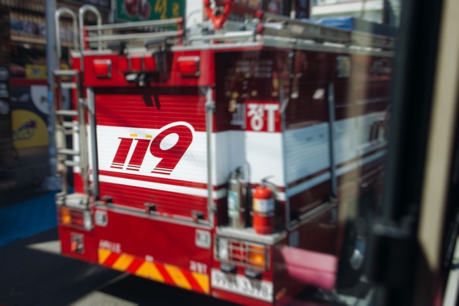 Na miejsce zdarzenia skierowano 73 strażaków i 70 wozów strażackich /Shutterstock