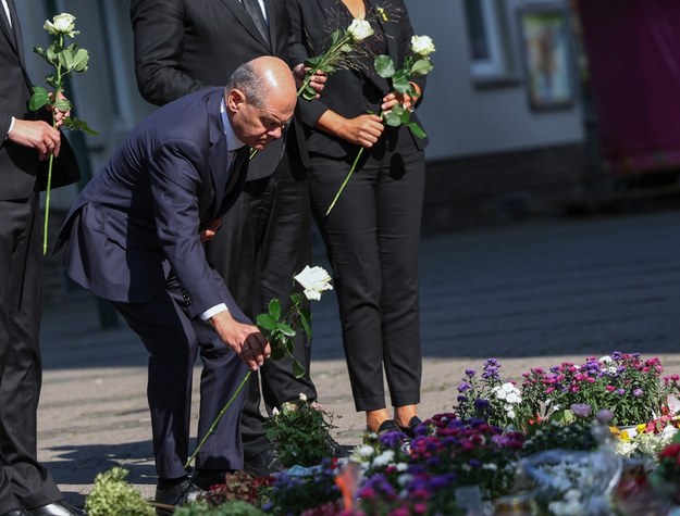 Na miejscu ataku w Solingen kanclerz Olaf Scholz złożył białą różę /CHRISTOPHER NEUNDORF / POOL /PAP/EPA