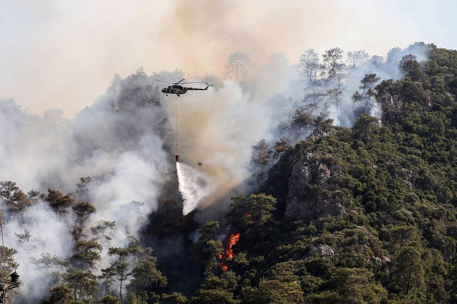 Na miejscu jest ponad 30 statków powietrznych z różnych krajów /Abaca /PAP/EPA