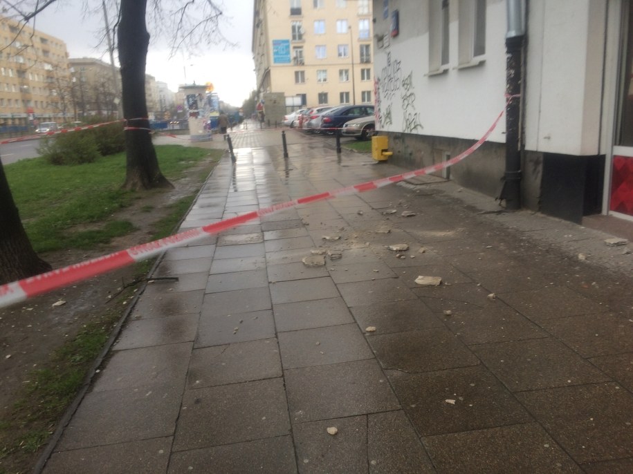 Na miejscu strażacy badają stan elewacji /Michał Dobrołowicz /RMF FM