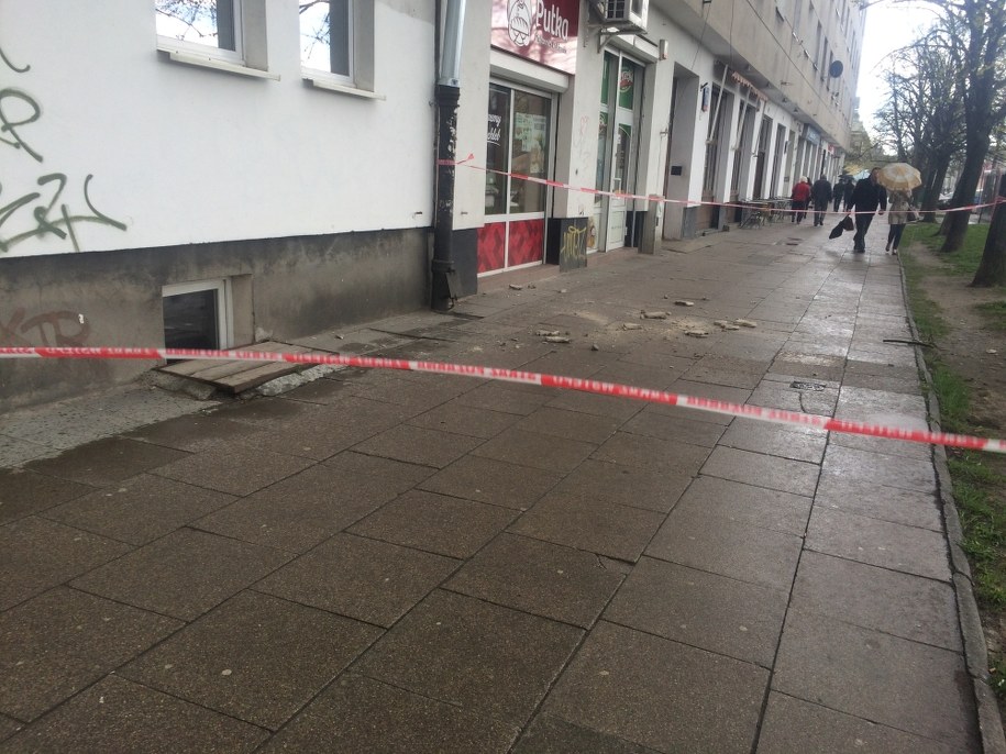 Na miejscu strażacy badają stan elewacji /Michał Dobrołowicz /RMF FM