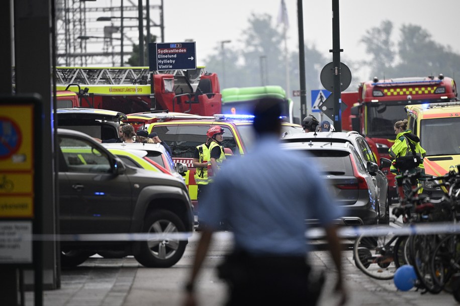 Na miejscu strzelaniny są policjanci i ratownicy medyczni. /JOHAN NILSSON /PAP/EPA