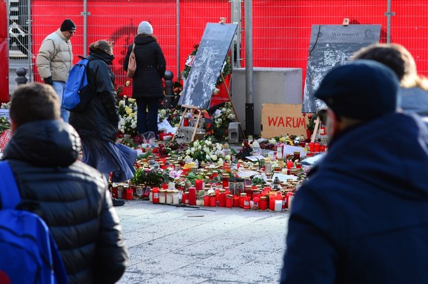 Na miejscu tragedii mieszkańcy wciąż składają kwiaty i znicze /PAP/DPA/Maurizio Gambarini    /PAP