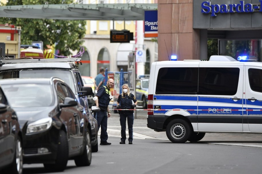 Na miejscu wciąż jest wiele służb /NEWS5/ BAUERNFEIND /PAP/EPA