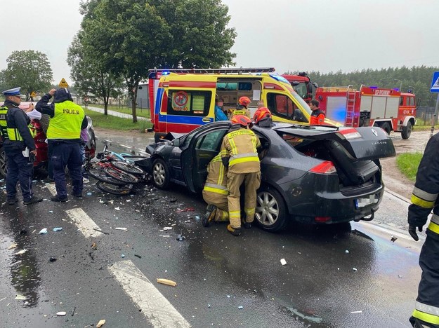 Na miejscu wypadku pracują służby /KP PSP w Człuchowie /Państwowa Straż Pożarna