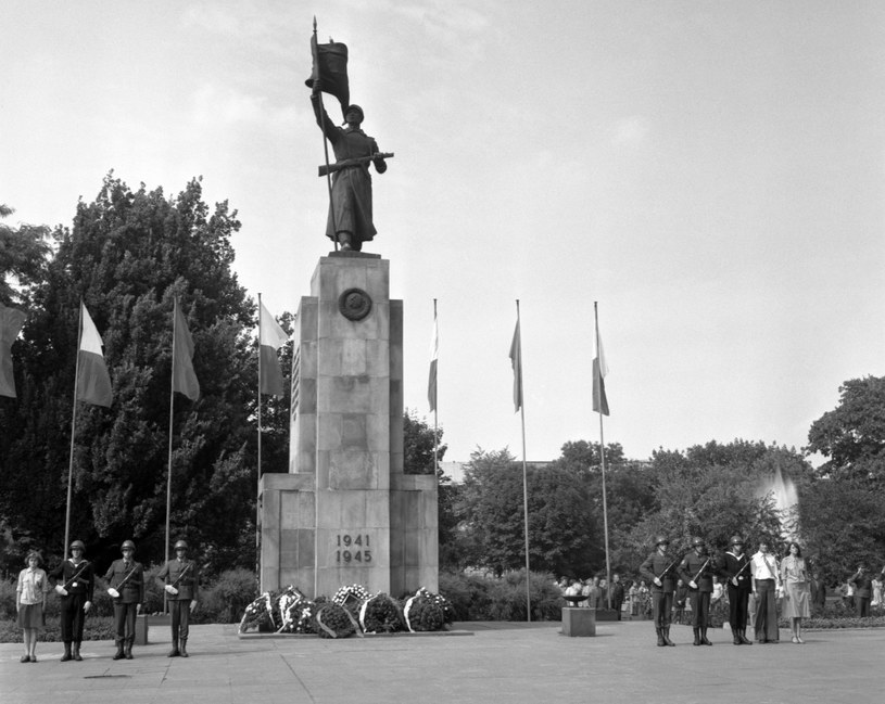 Na miesjcu Pomnika Braterstwa Broni Narodów Słowiańskich stanął Pomnik Wdzięczności Armii Czerwonej (na zdjęciu), który rozebrano w 1990 r. /Jacek Mirosław /Agencja FORUM