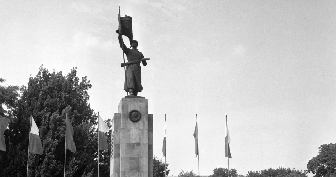 Na miesjcu Pomnika Braterstwa Broni Narodów Słowiańskich stanął Pomnik Wdzięczności Armii Czerwonej (na zdjęciu), który rozebrano w 1990 r. /Jacek Mirosław /Agencja FORUM