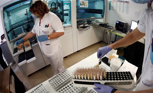 Na milion mieszkańców w Polsce przypada 213 zgonów z powodu koronawirusa. Znamy lepiej genom SARS-CoV-2 [RELACJA]