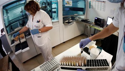 Na milion mieszkańców w Polsce przypada 213 zgonów z powodu koronawirusa. Znamy lepiej genom SARS-CoV-2 [RELACJA]