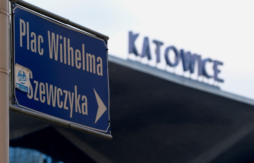 Na mocy ustawy dekomunizacyjnej, wojewoda śląski Jarosław Wieczorek zmienił nazwę na plac Marii i Lecha Kaczyńskich /Andrzej Grygiel /PAP