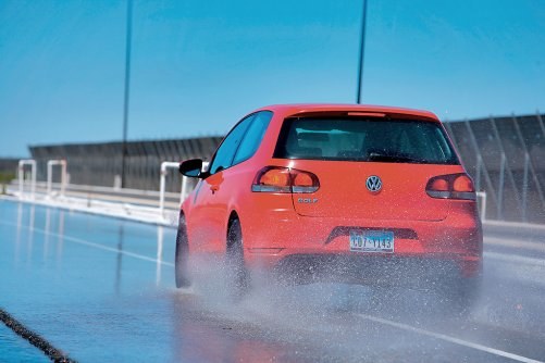 Na mokrym asfalcie zimówki hamują lepiej poniżej temperatury 7°C. Na suchym tak nie jest. /Motor