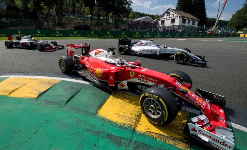 Na Monzy Ferrari ma pokazać zmodernizowane bolidy /AFP