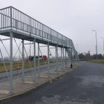 Na MOP-ach stawiają dziwne rampy. Do czego służą stalowe "balkony"?