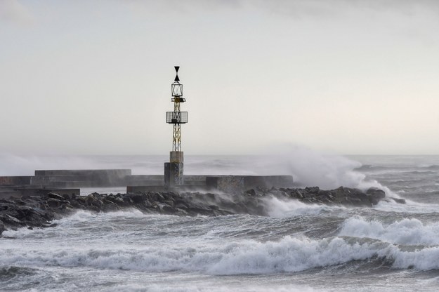 Na morzu szaleje sztorm Ciaran /CARLOS BARBA /PAP/EPA