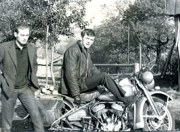 Na motocyklu Aleksander Cianciara, znacząca postać w warszawskim ruchu harleyowskim z przełomu lat 50 i 60. (archiwum Wojciecha Echilczuka) /INTERIA.PL