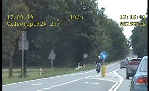 Na motorze na stojąco, bez trzymania i na jednym kole. 30 punktów karnych dla pirata