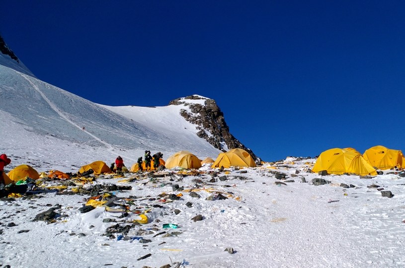 Na Mount Everest co roku przybywa śmieci /AFP