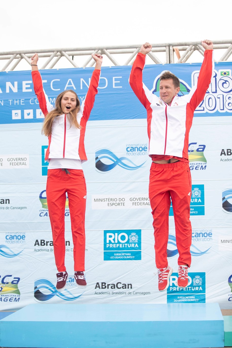 Na MŚ w La Seu d'Urgell Aleksandra Stach i Marcin Pochwała bronili tytułu wywalczonego w mikście C2 przed rokiem w Rio de Janeiro (na zdjęciu: polski duet na podium w Rio, wrzesień 2018) /Li Ming /PAP/Photoshot