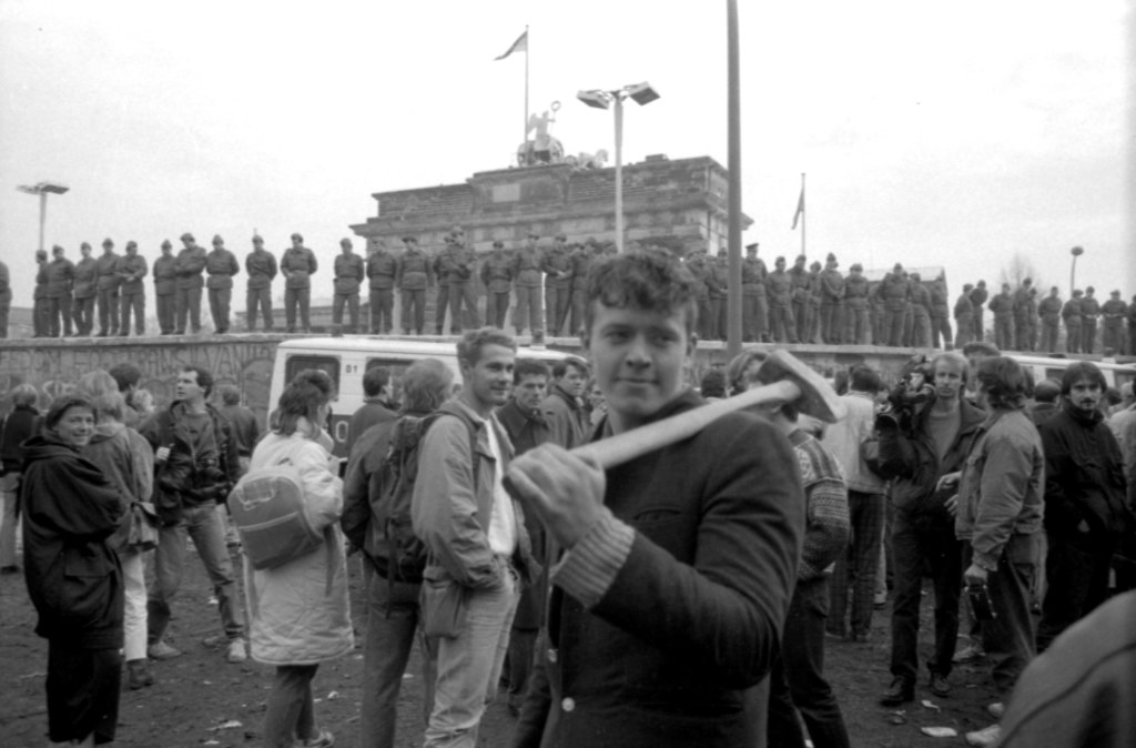 Na murze w pobliżu Bramy Brandenburskiej funkcjonariusze straży granicznej Niemieckiej Republiki, fot. Jerzy Undro //PAP