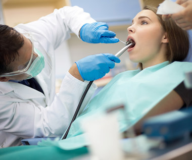 Na NFZ u dentysty zaoszczędzisz tysiące zł. Te zabiegi przysługują za darmo