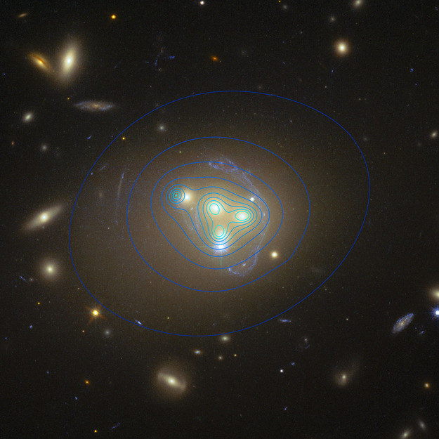 Na niebiesko zaznaczono kontury obszarów ciemnej materii, po lewej widać obszar przesuniety względem "swej" galaktyki. Źródło: ESO/R. Massey /RMF24