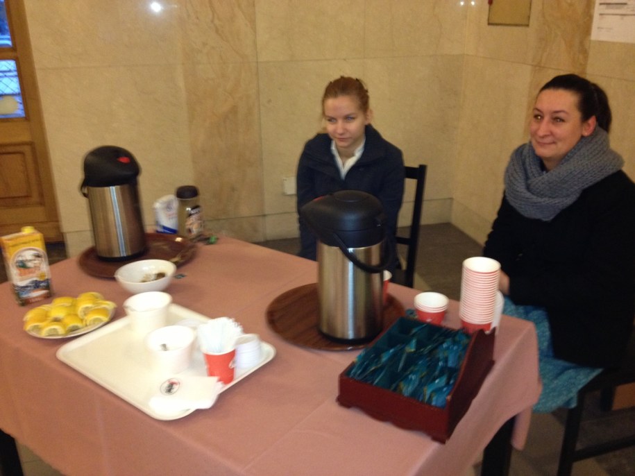 Na niektórych dworcach podróżni są częstowani kawą i herbatą /Maciej Grzyb /RMF FM