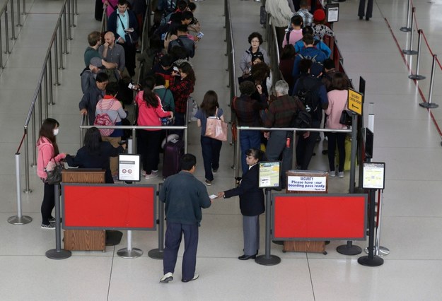 Na niektórych lotniskach i dworcach kolejowych w Wielkiej Brytanii wprowadzone zostaną zaostrzone kontrole pasażerów /JUSTIN LANE /PAP/EPA