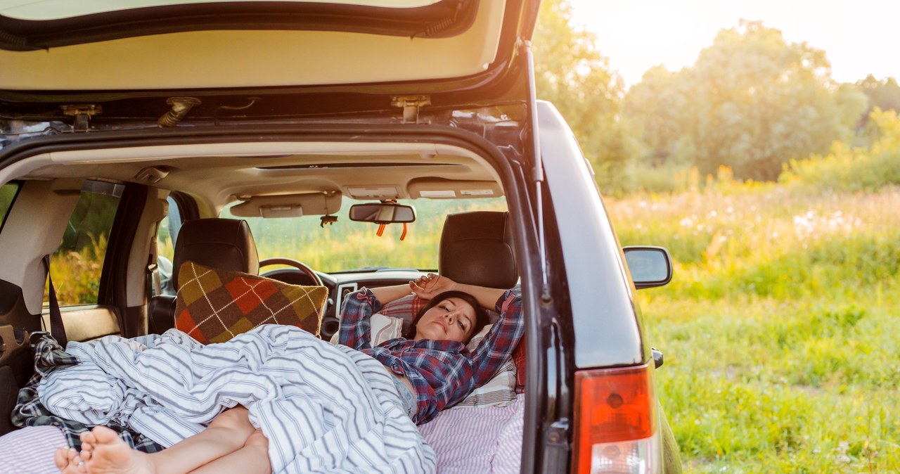 Na niektórych parkingach prywatnych lub miejscach publicznych mogą obowiązywać lokalne przepisy. /123RF/PICSEL