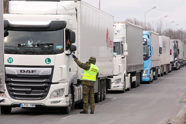 Na niektórych przejściach granicznych kierowcy czekają już kilkadziesiąt godzin / 	Artur Reszko    /PAP
