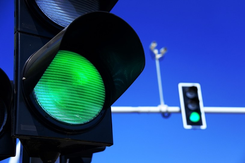 Na niektórych skrzyżowaniach pod sygnalizacją świetlną znajdują się znaki drogowe, np. STOP. Po co? /123RF/PICSEL