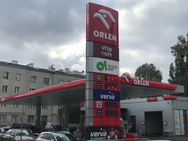 Na niektórych stajach paliw w kraju litr benzyny 95 czy oleju napędowego przekroczył już granicę 6 złotych /Maciej Sztykiel /RMF FM