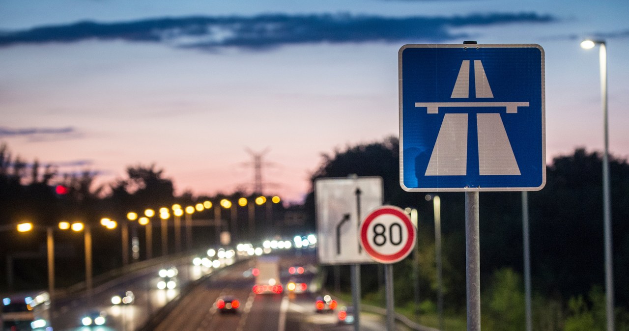 Na niemieckich autostradach spotykamy czasem ograniczenia prędkości z tabliczką "bei Nässe"? /Getty Images