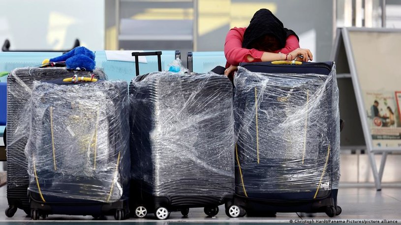 Na niemieckich lotniskach pasażerowie skazani są na wielogodzinne opóźnienia /Christoph Hardt/Panama Pictures/picture alliance /Deutsche Welle
