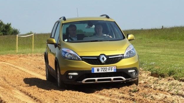 Na nieutwardzonych drogach lepiej poruszać się po śladach innych aut - piasek jest tam bardziej ubity. /Renault